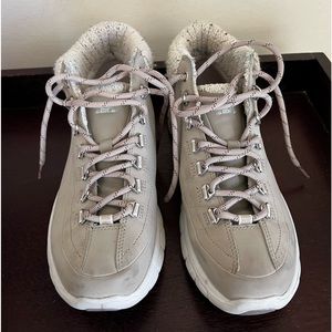 Skechers women’s elite memory foam, boot shoe width fur around the top size 7.5